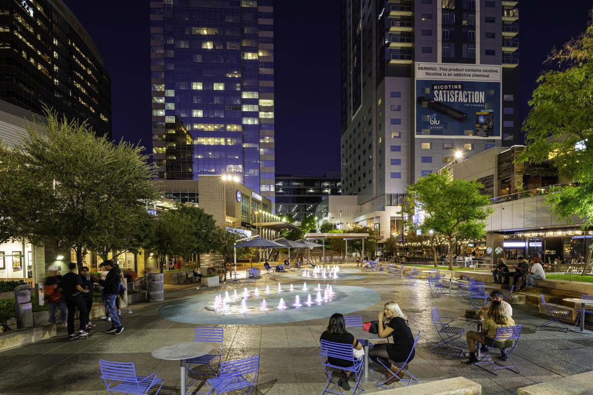 Fountains_at_CityScape_at_night_8cce7b76-3d93-451d-b57e-35da8ae43eb3